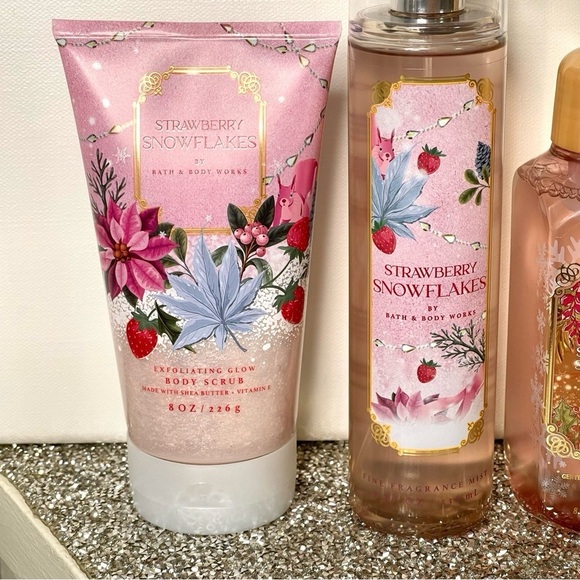 Bath & Body Works Strawberry Snowflakes Gift Set Body Scrub Soap NWT - Picture 3 of 6